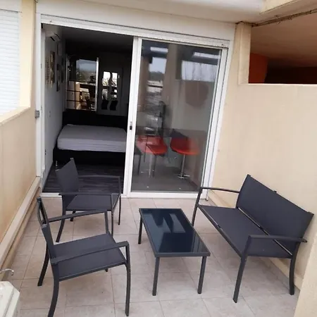 Nid Douillet Dans Les Coursives Du Village Naturiste Du Cap D Agde