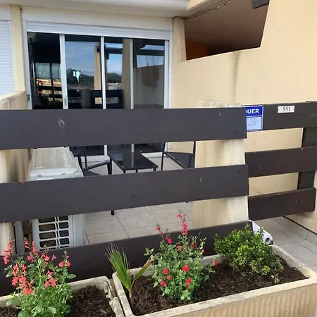 Nid Douillet Dans Les Coursives Du Village Naturiste Du Cap D * Agde