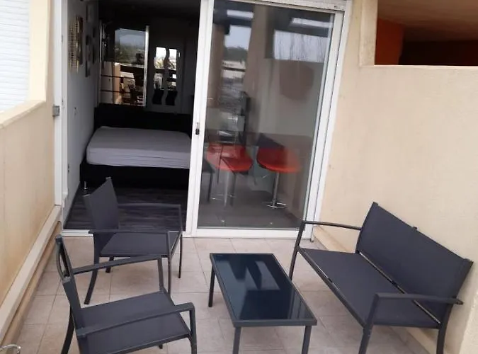 Nid Douillet Dans Les Coursives Du Village Naturiste Du Cap D Agde