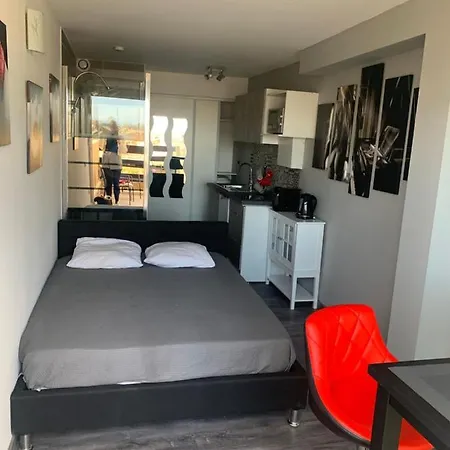 Nid Douillet Dans Les Coursives Du Village Naturiste Du Cap D Agde