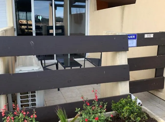 Nid Douillet Dans Les Coursives Du Village Naturiste Du Cap D * Agde