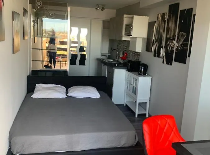 Nid Douillet Dans Les Coursives Du Village Naturiste Du Cap D Agde